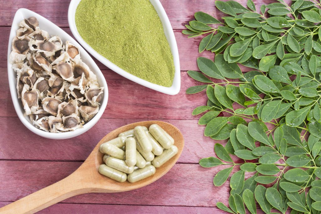 moringa powder with seeds and capsule